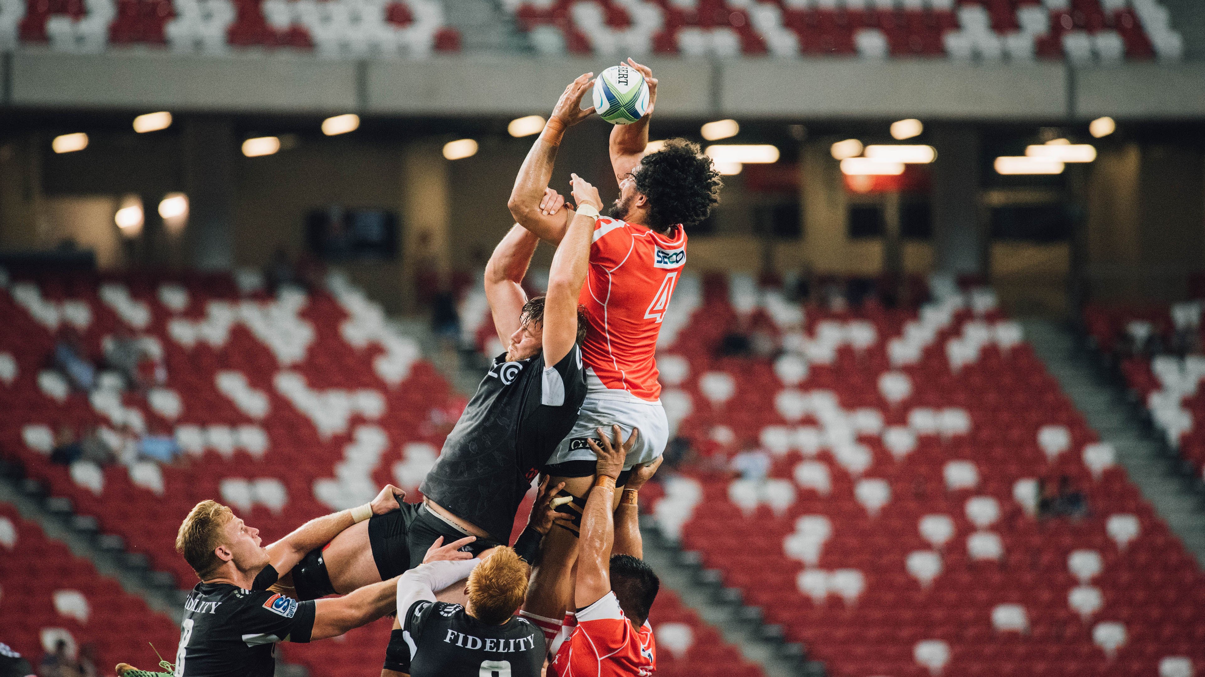 “营地篮球场午夜三分赛” 篝火旁投篮别具情调